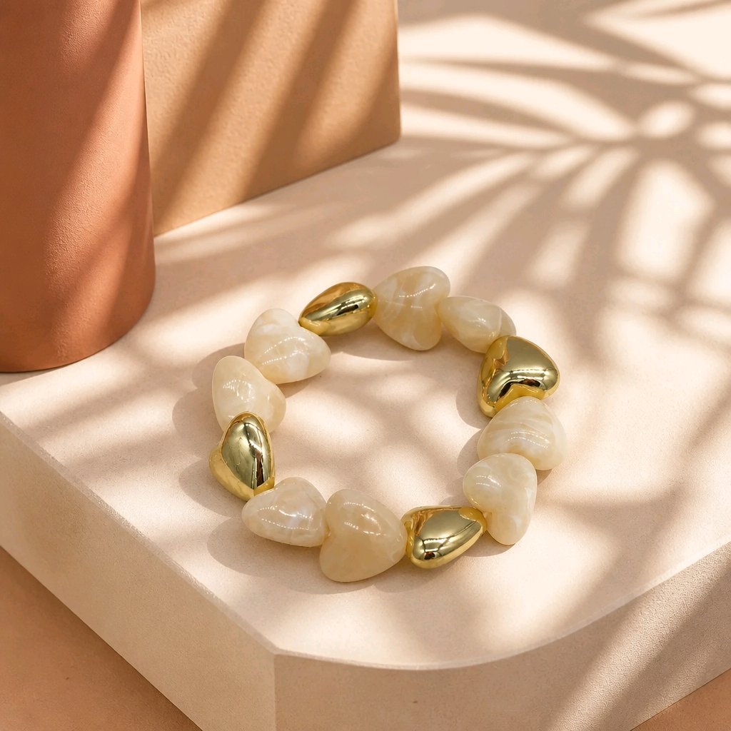 Pulsera resina corazones beige