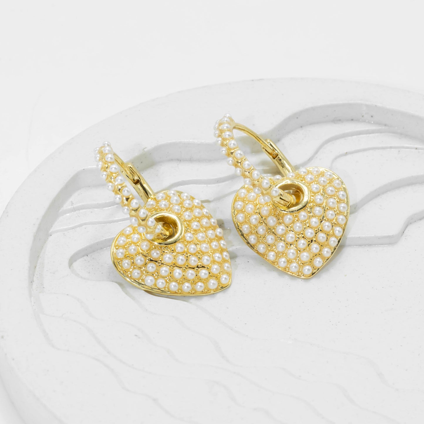 Arete corazón mini perlas