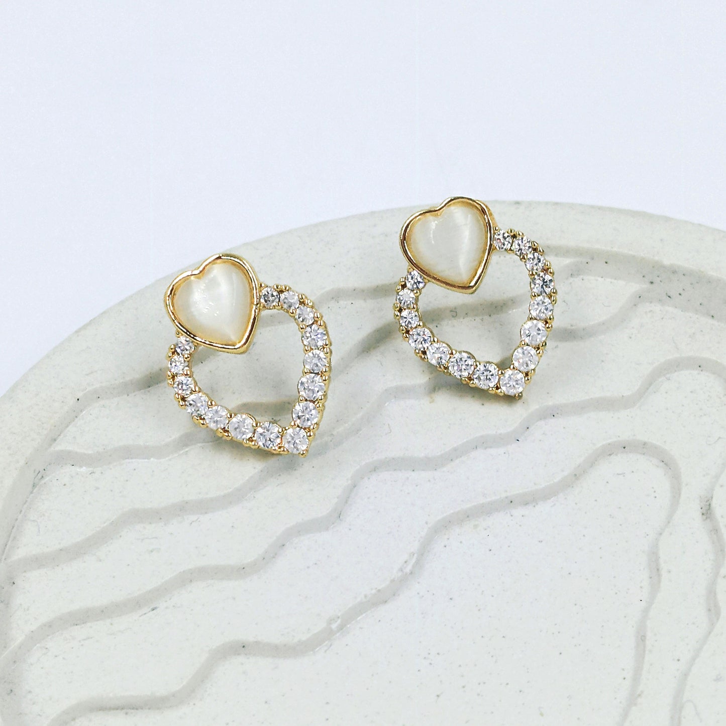 Arete silueta corazón gema