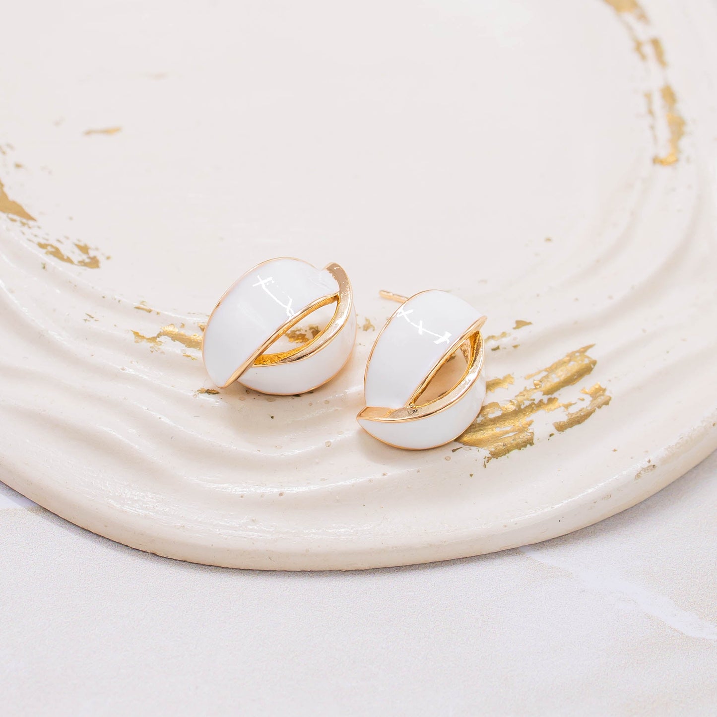 Arete esmaltada blanca