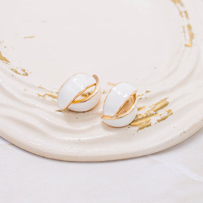 Arete esmaltada blanca