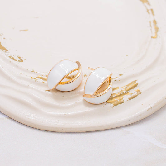 Arete esmaltada blanca
