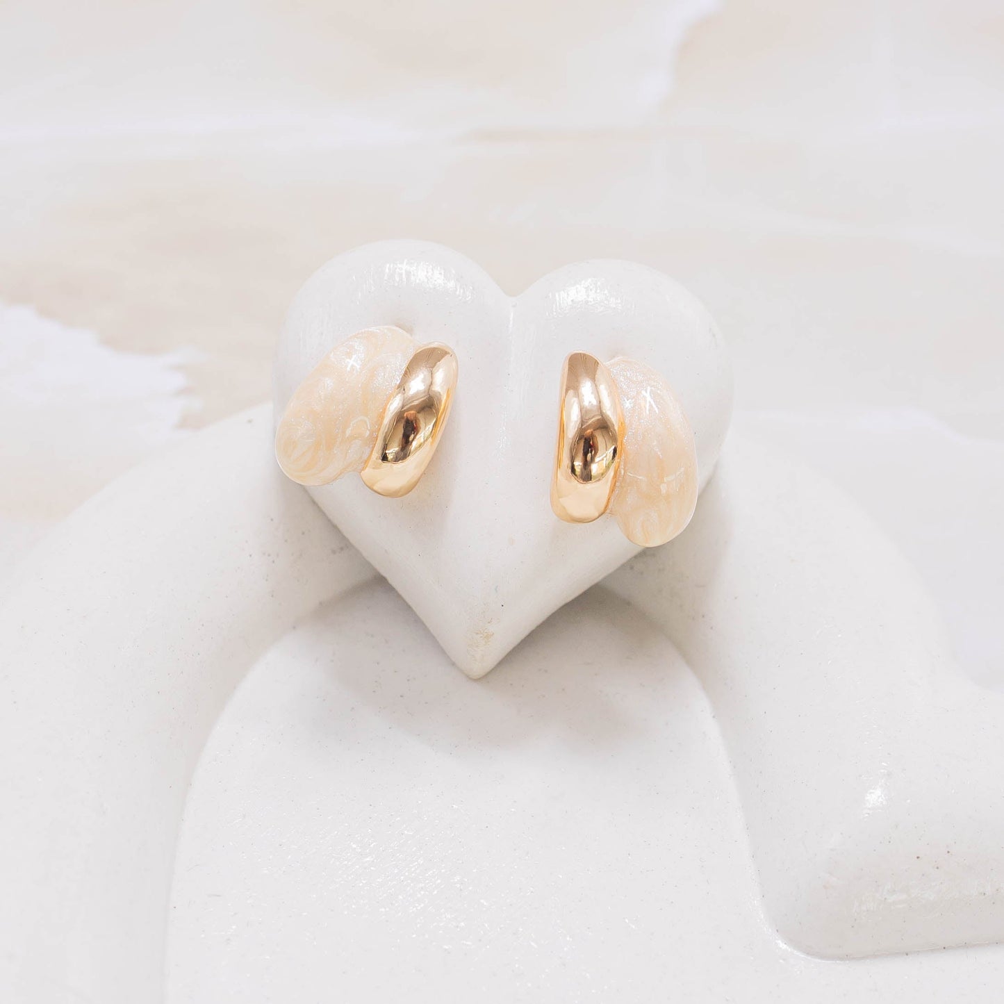 Arete esmaltado perlado