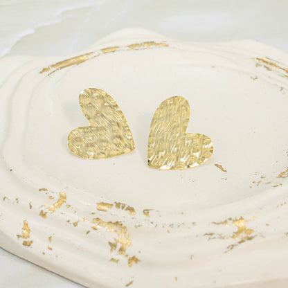 Arete bronce corazón tallado