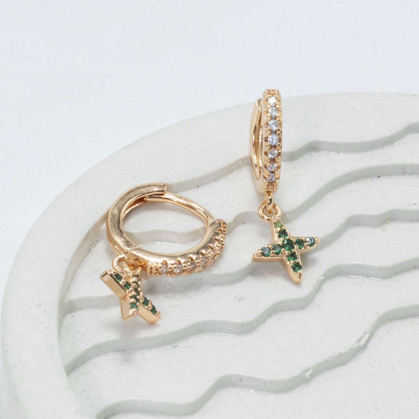 Cdga pequeña dije esmeralda