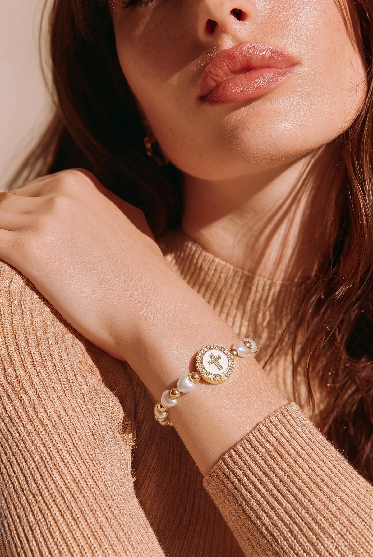 Pulsera perla dije nacar cruz