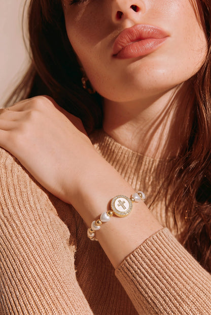 Pulsera perla dije nacar cruz