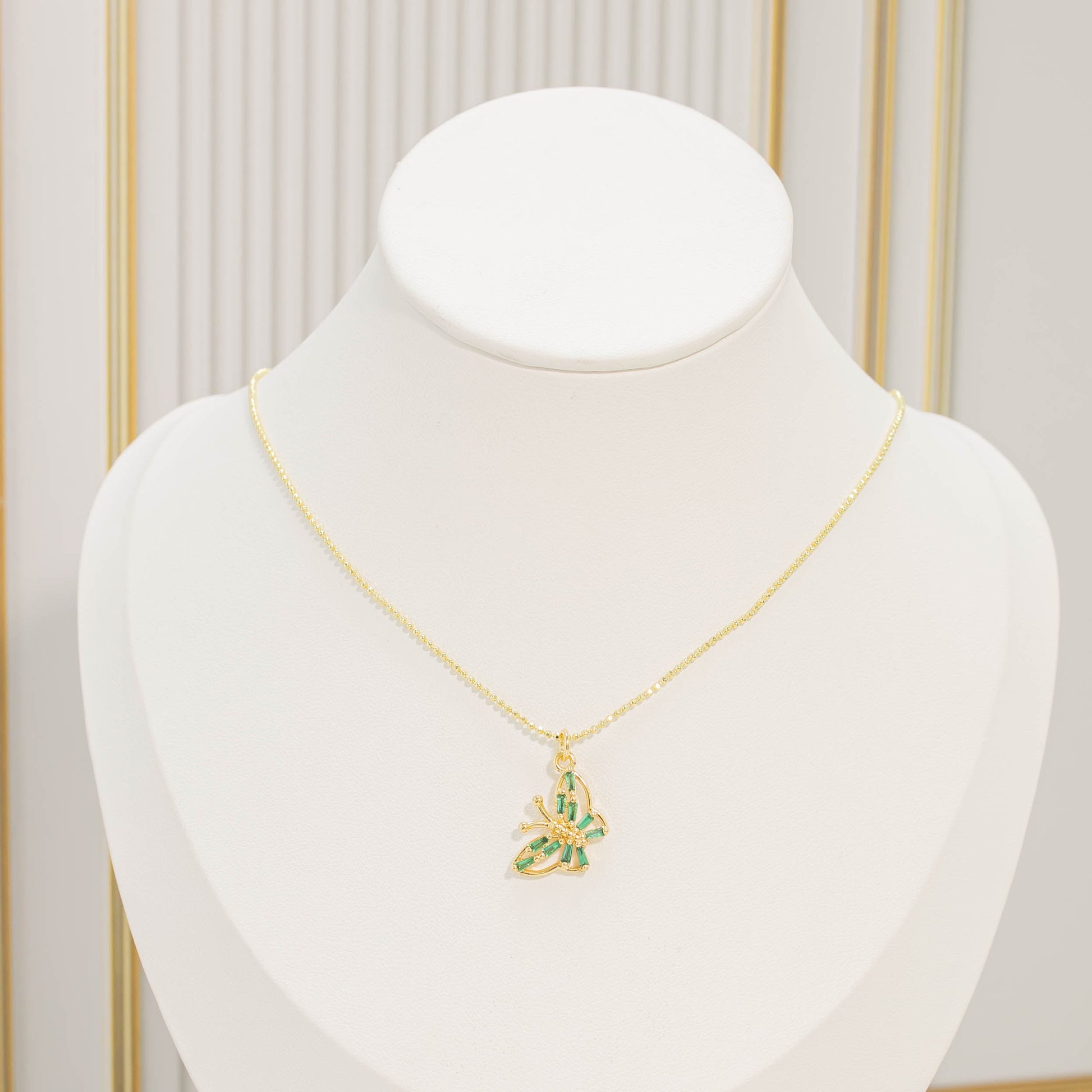 Collar rodio mariposa esmeralda